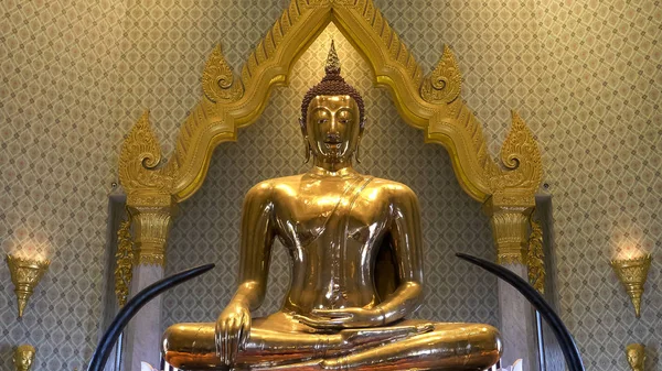 Colpo anteriore del buddha d'oro a Wat Traimit a Bangkok — Foto Stock