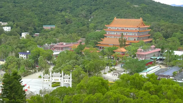 Szeroki kąt ujęcia klasztoru po lin w tan tian in hong kong — Zdjęcie stockowe
