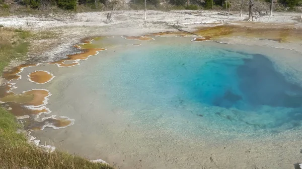 Szerokie ujęcie sprężyny Silex w Yellowstone — Zdjęcie stockowe