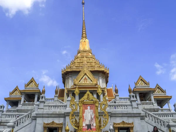 Bangkok, Tajlandia-czerwiec, 23, 2017 z przodu Widok zewnętrzny świątyni Wat Traimit w Bangkoku — Zdjęcie stockowe