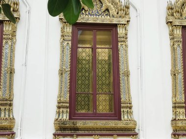 Tayland 'daki Zümrüt Buddha Tapınağı' nın üç penceresini kapatın.