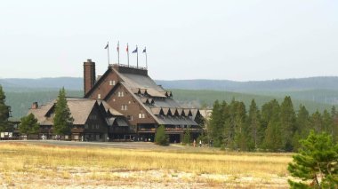 BATI YELLOWStone, ABD - 11 Ağustos 2017: Eski sadık hanın yakınındaki tarihi Yellowstone Oteli 'nin geniş manzarası