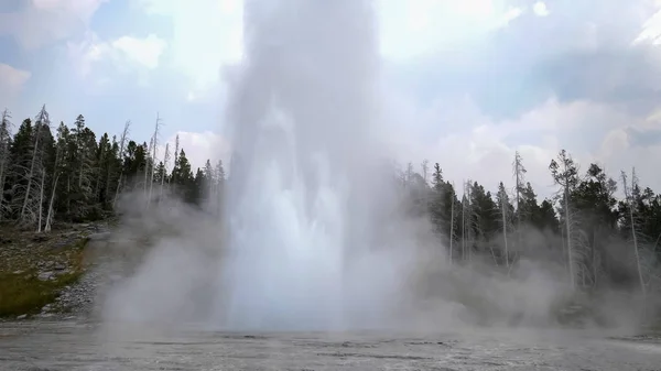 Uma grande erupção geyser em yellowstone np — Fotografia de Stock