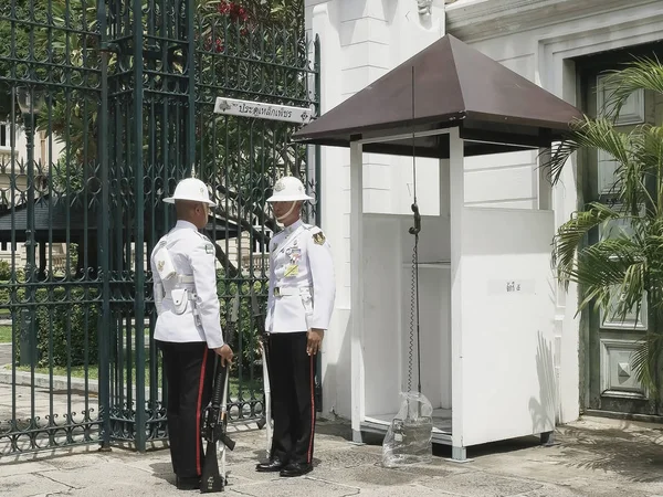BANGKOK, TAILANDa- 22 DE JUNIO DE 2017 dos guardias cambiando de guardia en el Gran Palacio de Bangkok — Foto de Stock