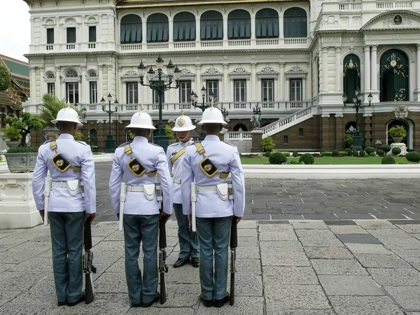 BANGKOK, THAILAND- JUNE, 22, 2017 visão traseira dos guardas do palácio mudando de serviço no grande palácio na Tailândia — Fotografia de Stock