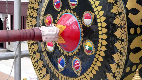 Stor metall gong på gyllene fäste i bangkok — Stockfoto