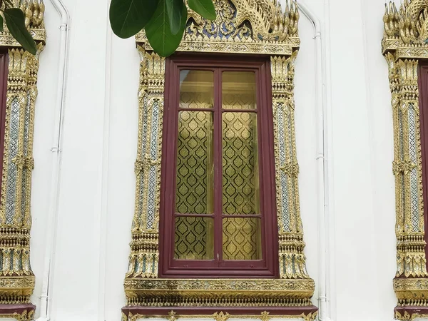 Закрыть три окна в изумрудном храме Будды в Таиланде — стоковое фото