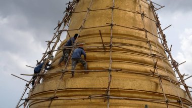 BANGKOK, THAILAND- 23 Haziran 2017: Bangkok 'taki Golden Mount' ta çadırı tamir eden işçiler
