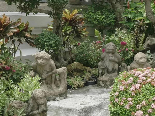 Estatuas de mono en los jardines del templo buda esmeralda en Bangkok — Foto de Stock