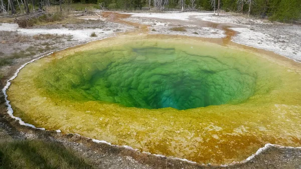 Uma ampla vista da piscina de glória da manhã no parque nacional de yellowstone — Fotografia de Stock