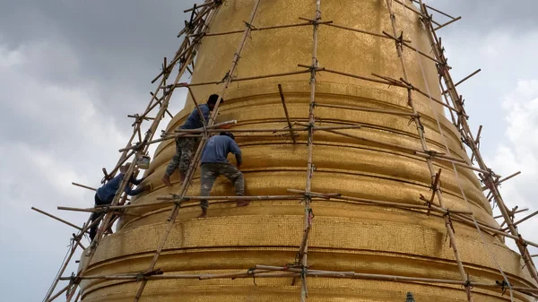 BANGKOK, THAILAND- 23 Haziran 2017: Bangkok 'taki Golden Mount' ta çadırı tamir eden işçiler