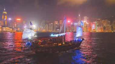 Geceleyin Hong Kong 'da Victoria Limanı' nda yelken açan hurdaya yakın bir yerde.