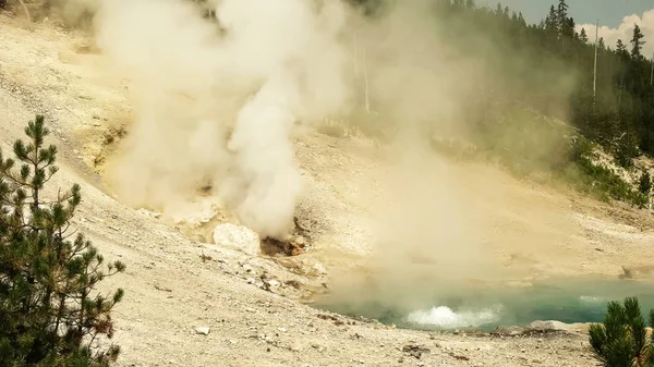 Mola de berilo e um respiradouro a vapor em yellowstone — Fotografia de Stock