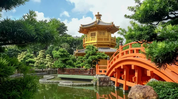 Hong Kong 'daki Nan Lian Garden' da köprü ve pavilyon.
