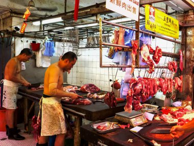 Hong Kong, Çin - 2 Ekim 2017: Hong Kong, Çin 'deki Chun Yueng pazarında kasap dükkanı