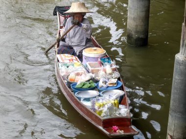 Bangkok, Tayland. 23 Haziran 2017. Damnoen saduak yüzen pazarında bir kadının kürek çekerken görüntüsü.