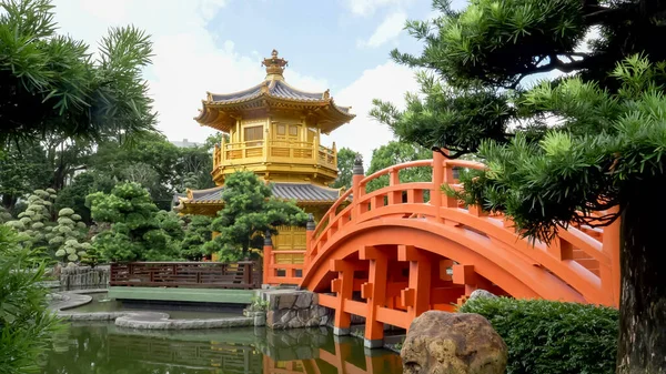 Hong Kong 'daki Nan Lian Garden' daki köprü ve pavilyon. — Stok fotoğraf