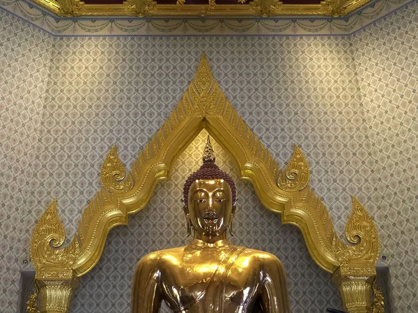 Colpo davanti vicino del buddha d'oro a tempio di traimit wat — Foto Stock