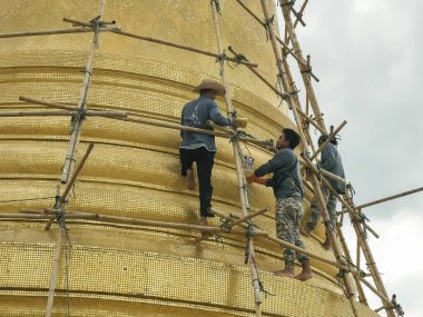 Bangkok, Tayland - 23 Haziran 2017: Bangkok 'taki Wat Saket Tapınağı' nda çedi temizleyen işçilere yakın çekim