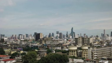 Bangkok şehri ve uzak bir mahanakhon kulesi.