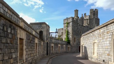 Londra, İngiltere - 4 Ekim 2017: Windsor Şatosu 'nda bir cadde boyunca yürüyüş