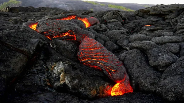 Wide shot of a slow lava flow from kiiaeua volcano on the island of hawaii — Stock Photo, Image