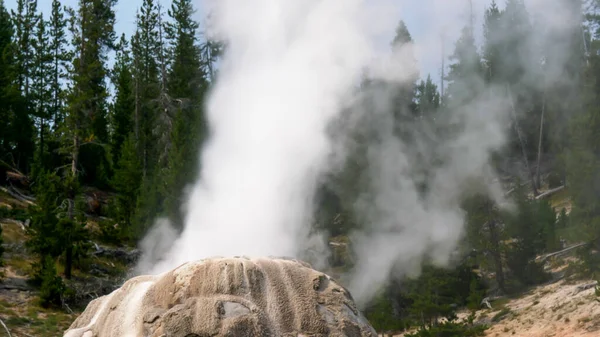 Primer plano extremo de géiser solitario en erupción en yellowstone — Foto de Stock