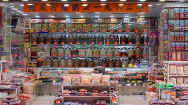 Hong Kong, Çin - Ekim 2, 2017: Hong Kong 'da kurutulmuş Çin gıda deposunun dışı