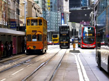 Hong Kong, Çin. 2 Ekim 2017. Hong Kong şehir merkezindeki kameraya iki tramvay yaklaşıyor.