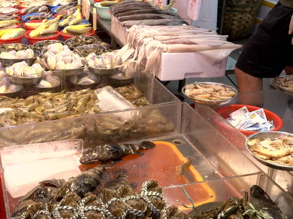 Klant het kopen van garnalen op chun yeung markt in hong kong — Stockfoto