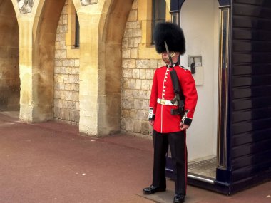 Londra, İngiltere - Ekim, 4. 2017 Kraliçe Windsor Kalesi 'nde nöbet tutuyor.