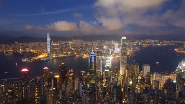 Hong Kong 'un zirvesinde gece vakti.