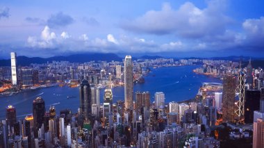 Hong Kong tepesinden şafakta Victoria Limanı 'na.