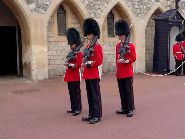 LONDRES, ALEMANHA-OUTUBRO, 4 2017 mudança da guarda das rainhas no castelo de Windsor — Fotografia de Stock