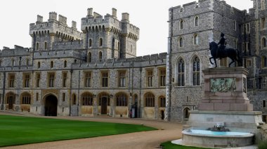 Londra, İngiltere 4 Ekim 2017 Windsor Kalesi 'nde dörtgen ve kraliçe muhafızları.