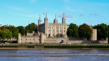 Londra nehri karşısındaki Londra Kulesi Londra 'da thames
