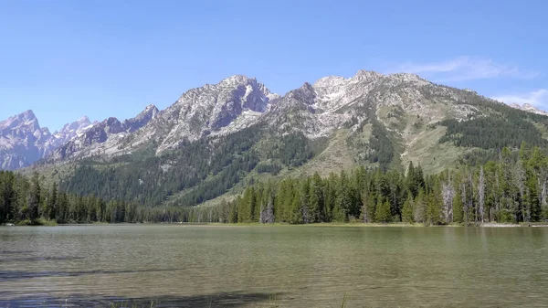 Lac de ficelle et les montagnes de grands tétons — Photo