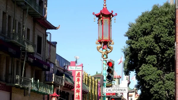 San Francisco, Ca, United States of America - October 27, 2017: california street sign and lamppost in chinatown — стокове фото