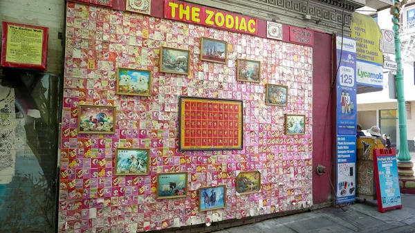 SAN FRANCISCO, CA, UNITED STATES of AMERICA - OCTOBER, 27, 2017: chinese zodiac on a wall in chinatown, San francisco — стоковое фото