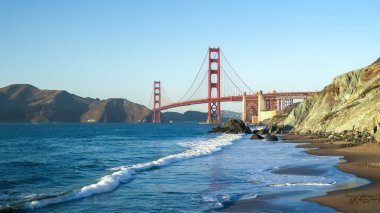 San Francisco 'daki Marshall sahilinden Golden Gate Köprüsü' nün geniş açılı görüntüsü.