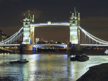 Thames Nehri 'nin güney kıyısından Tower Bridge' in gece görüntüsü.