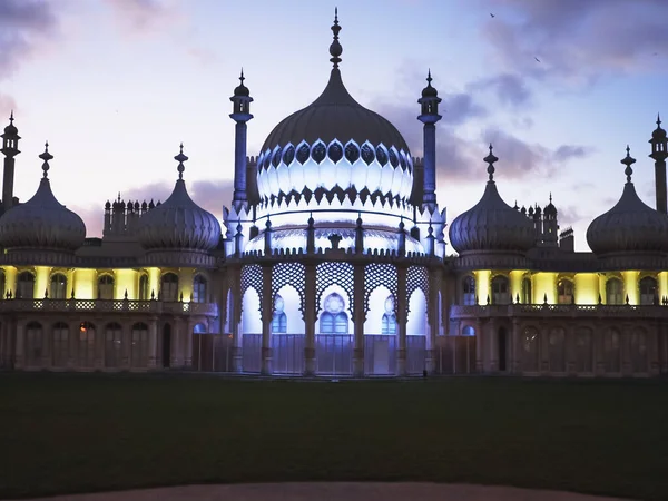 BRIGHTON, ENGLAND- OCTOBER, 4 2017: a floodlit brighton pavilion at dusk in england — Stock Photo, Image