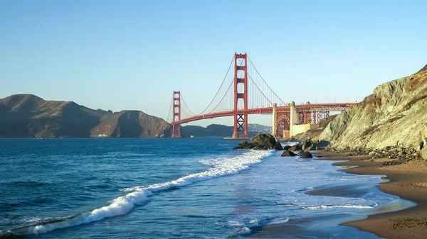 San Francisco 'daki Marshall sahilinden Golden Gate Köprüsü' nün geniş açılı görüntüsü.