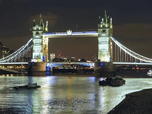 Nachtschot van de toren brug vanaf de zuidelijke oever van de rivier de Theems — Stockfoto