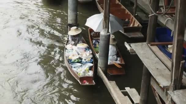 Bangkok, Thailand- juni, 23, 2017: thai kvinna i en liten båt på de flytande marknaderna nära bangkok — Stockvideo