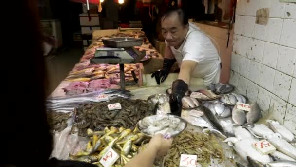 Гонконг Кина Октябрь Октября 2017 Года Торговец Рыбой Обслуживает Клиента — стоковое видео