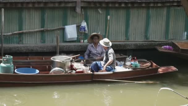 BANGKOK, THAILAND- JUNE, 23, 2017: two female thai vendors in boats at the damnoen saduak floating markets near bangkok — ストック動画