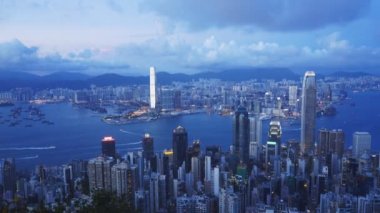 Hong Kong tepesinden Victoria Limanı ve Hong Kong adasının alacakaranlık görüntüsü.