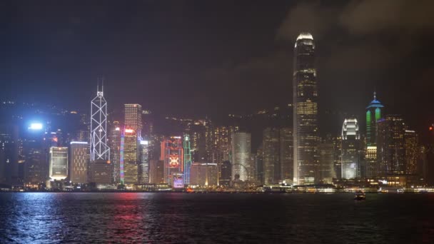 Nocne ujęcie budynku Ifc i portu Victoria w Hong Kongu — Wideo stockowe