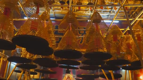 Marchant sous des bobines d'encens au temple man mo à hong kong — Video